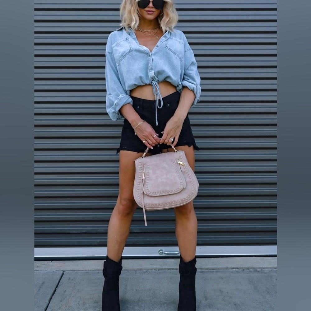 NEW WITH TAGS Chic Cropped Denim Top / Chambray Shirt 💙 - Picture 5 of 7
